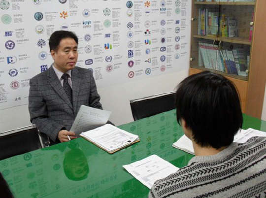 독학재수생과 1대1 학습 상담 중인 강남정일학원 권영석 부원장